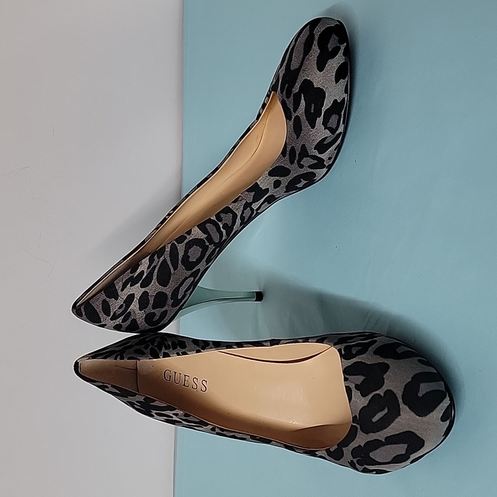 GUESS Women's Grey Leopard Print Pumps